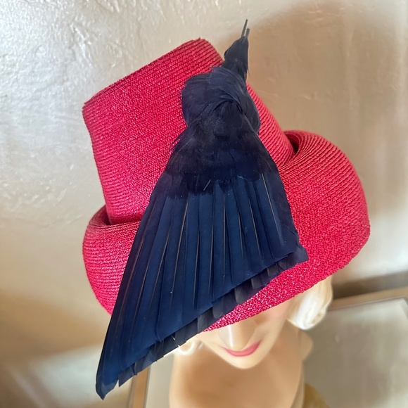 OUTSTANDING DESIGNER 1940s\' ROSE RED STRAW HAT WITH NAVY FEATHER \